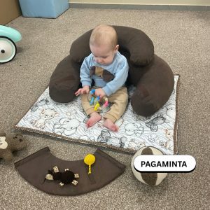 Sėdinukas kūdikiams su kilimėliu 75×65 cm – rankų darbo dovana | Šokoladiniai drambliukai