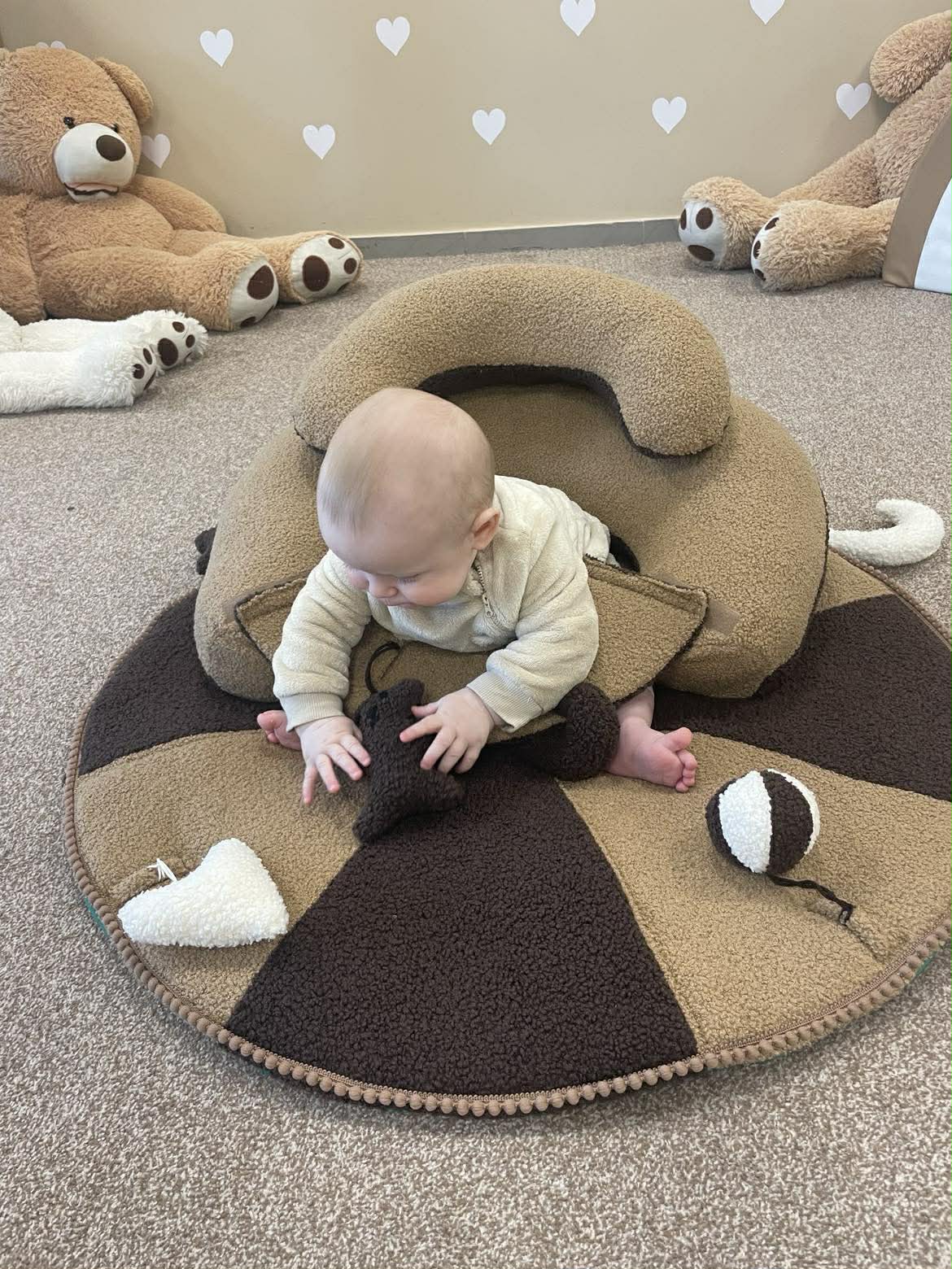 Sėdinukas kūdikiams su kilimėliu 90 cm ir 4 rankų darbo žaisliukais – rankų darbo dovana | Teddy rududu žaidžia - Image 2