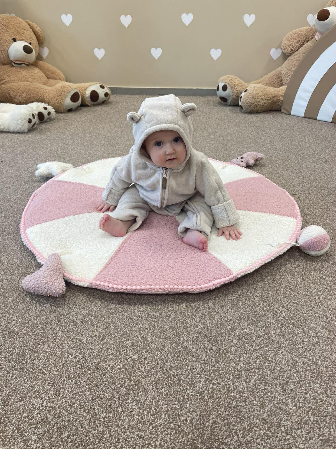 Sėdinukas kūdikiams su kilimėliu 90 cm ir 4 rankų darbo žaisliukais – rankų darbo dovana | Teddy ledinukas žaidžia - Image 5