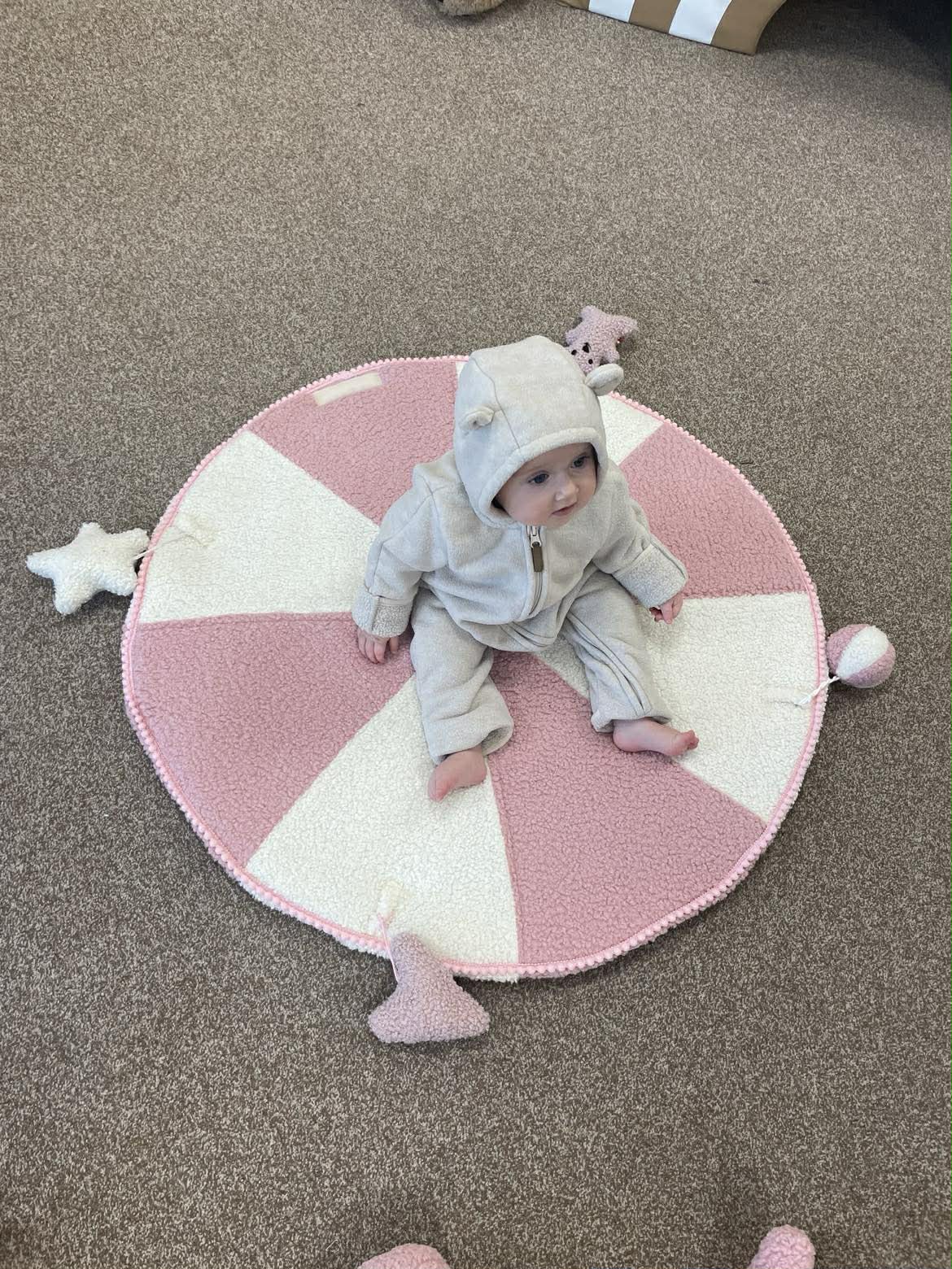 Sėdinukas kūdikiams su kilimėliu 90 cm ir 4 rankų darbo žaisliukais – rankų darbo dovana | Teddy ledinukas žaidžia - Image 6