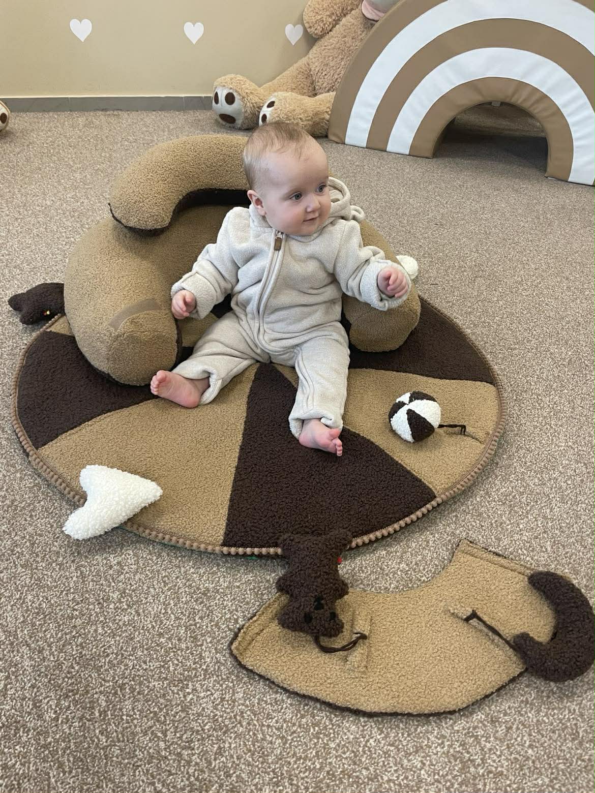 Sėdinukas kūdikiams su kilimėliu 90 cm ir 4 rankų darbo žaisliukais – rankų darbo dovana | Teddy rududu žaidžia - Image 3