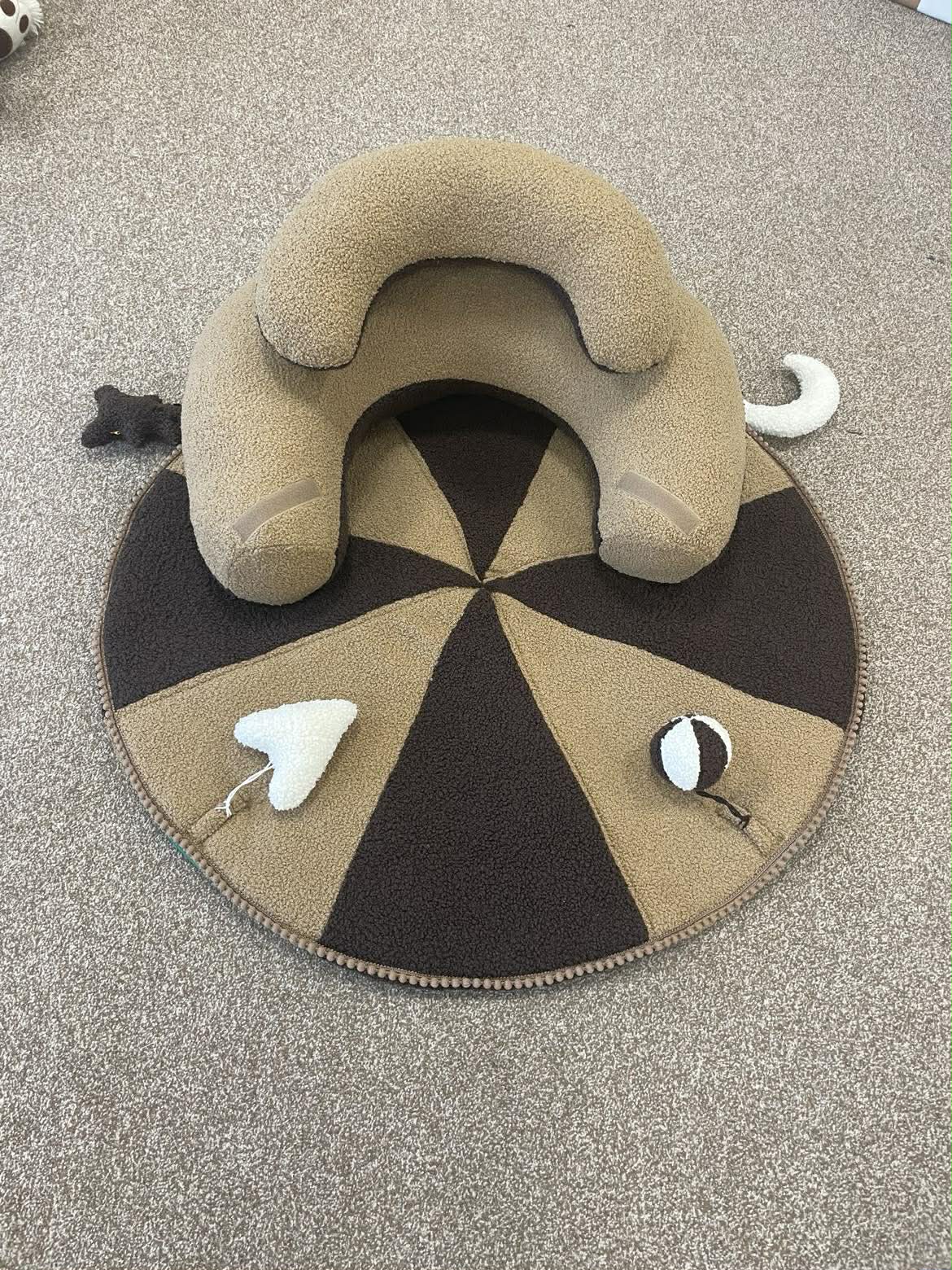 Sėdinukas kūdikiams su kilimėliu 90 cm ir 4 rankų darbo žaisliukais – rankų darbo dovana | Teddy rududu žaidžia - Image 5