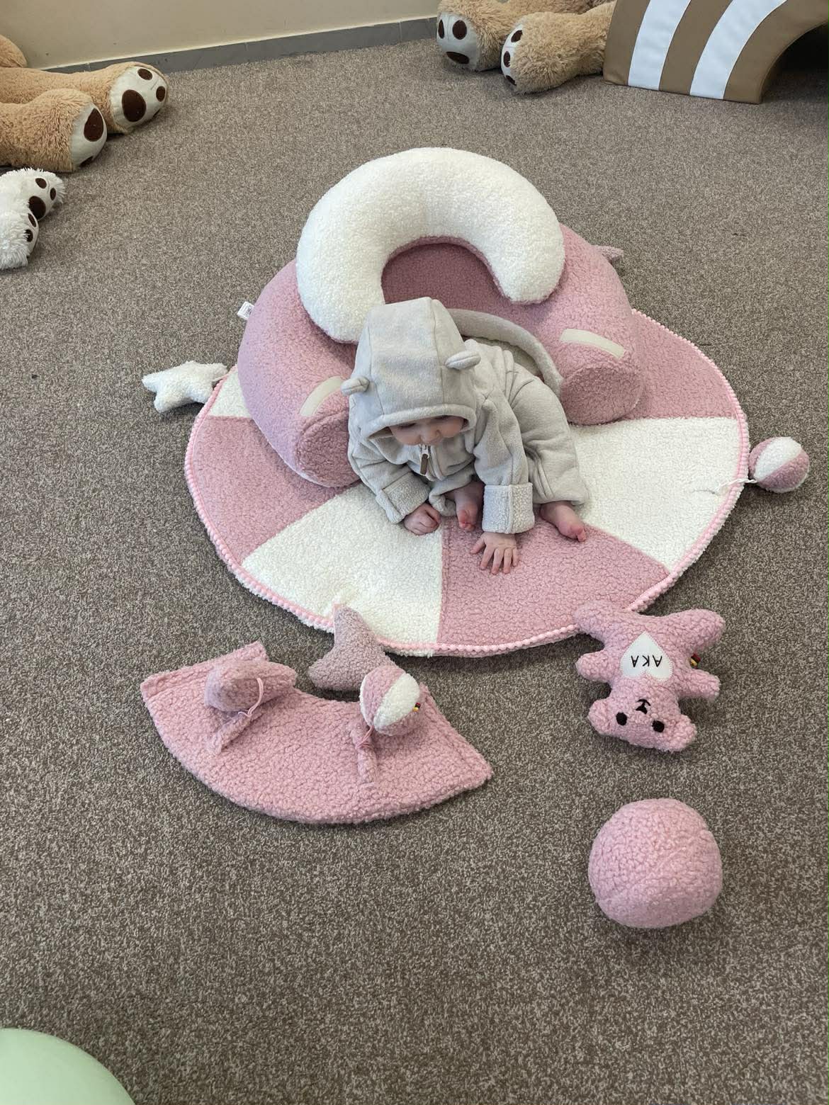 Sėdinukas kūdikiams su kilimėliu 90 cm ir 4 rankų darbo žaisliukais – rankų darbo dovana | Teddy ledinukas žaidžia - Image 4