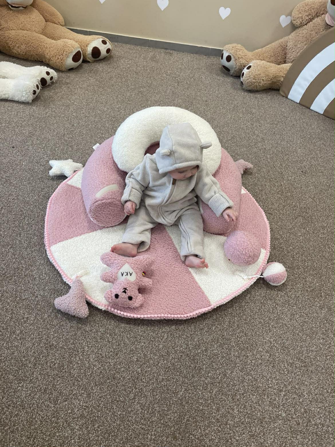 Sėdinukas kūdikiams su kilimėliu 90 cm ir 4 rankų darbo žaisliukais – rankų darbo dovana | Teddy ledinukas žaidžia - Image 3