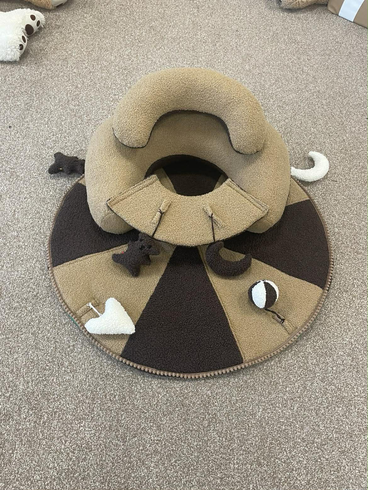 Sėdinukas kūdikiams su kilimėliu 90 cm ir 4 rankų darbo žaisliukais – rankų darbo dovana | Teddy rududu žaidžia - Image 6