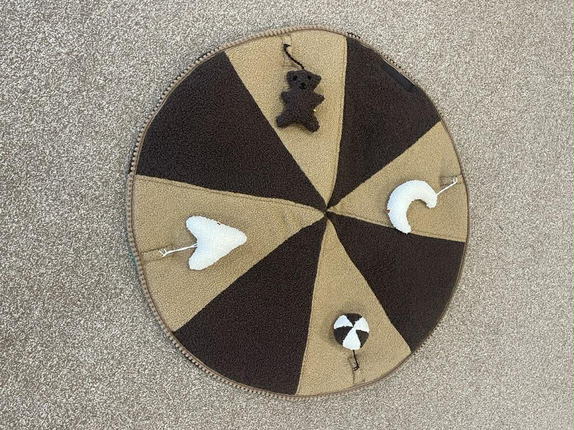 Sėdinukas kūdikiams su kilimėliu 90 cm ir 4 rankų darbo žaisliukais – rankų darbo dovana | Teddy rududu žaidžia - Image 7