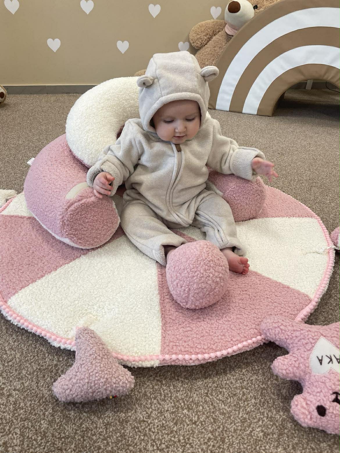 Sėdinukas kūdikiams su kilimėliu 90 cm ir 4 rankų darbo žaisliukais – rankų darbo dovana | Teddy ledinukas žaidžia - Image 2