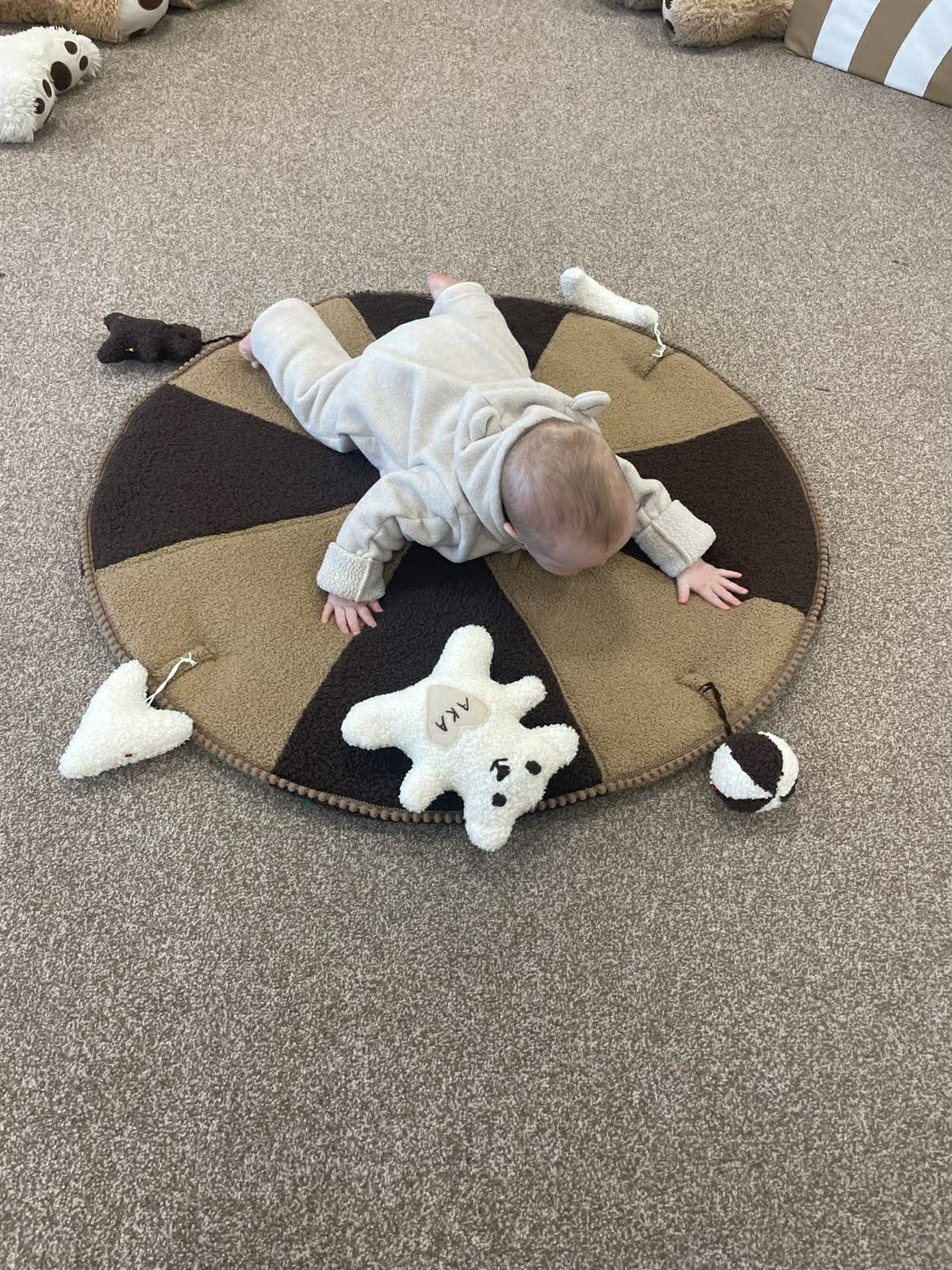Sėdinukas kūdikiams su kilimėliu 90 cm ir 4 rankų darbo žaisliukais – rankų darbo dovana | Teddy rududu žaidžia - Image 4