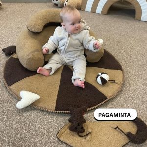 Sėdinukas kūdikiams su kilimėliu 90 cm ir 4 rankų darbo žaisliukais – rankų darbo dovana | Teddy rududu žaidžia