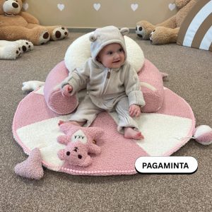 Sėdinukas kūdikiams su kilimėliu 90 cm ir 4 rankų darbo žaisliukais – rankų darbo dovana | Teddy ledinukas žaidžia