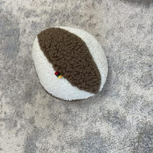 Rankų darbo interaktyvus kamuoliukas rudas