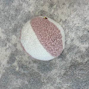 Rankų darbo interaktyvus kamuoliukas rožinis