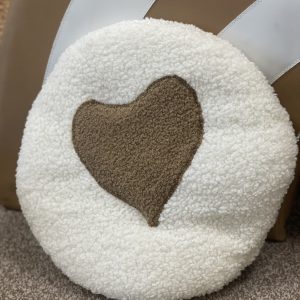 Rankų darbo miego pagalvėlė I Karamelinė širdelė